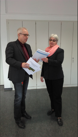 OStD Detlef Krammes überreicht Sabine Pfirrmann die Jahreschronik der Anna-Freud-Schule