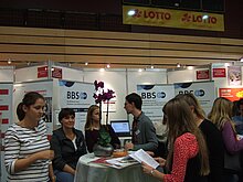 Schüler und Lehrer informieren interessierte Besucher des Messestandes.