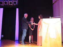 Ortsvorsteher Christoph Heller überreicht den Preis für besondere Leistungen an Anna Schork