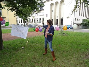 Klassenleitung Frau Simone Rixecker verabschiedet ihre Klasse