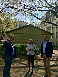 Vor der Problembaracke