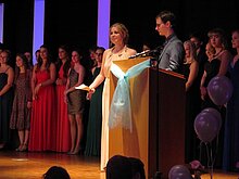 Maike Seiberth und Lionel Piegsda moderieren den Abiball