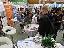 Schülerin der Anna-Freud-Schule berät interessierte Schüler