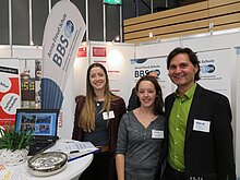 Herr Klein und zwei Schülerinnen der Anna-Freud-Schule