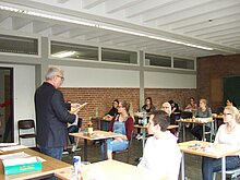 Schulleiter eröffnet schriftliche Abiturprüfung 2016