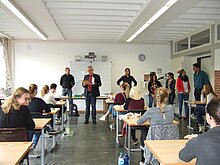 Schulleiter eröffnet schriftliche Abiturprüfung 2016