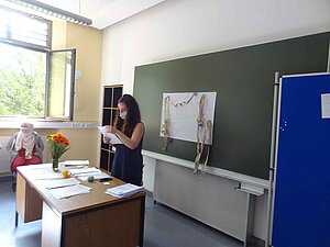 Klassenleitung Frau Dima Argyriadou hält eine Ansprache