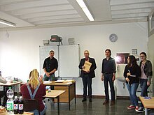 Schulleiter eröffnet schriftliche Abiturprüfung 2016