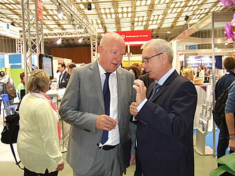 Abteilungsleiter Walter Wahl und Schulleiter Detlef Krammes sprechen über Entwicklungen an der Schule.