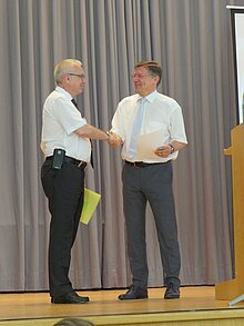 Übergabe der Urkunde durch Herrn Hegmann