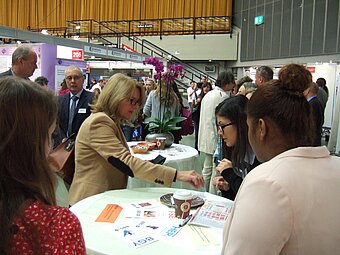 Landtagsabgeordnete Marion Schneid spricht mit Schülern der HBFS und des BGY.