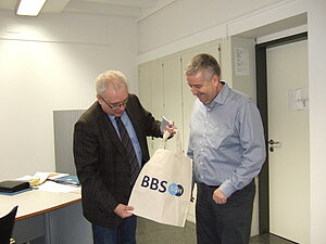 OStD Detlef Krammes überreicht Bereichsleiter Ingo Sitter die BBS-Tragetasche