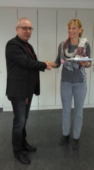 Martina Busch erhält von OStD Detlef Krammes aktuelles Informationsmaterial zur Anna-Freud-Schule 