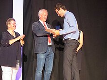 Christoph Heller überreicht Florian Karst den Pierre-de-Coubertin Abiturpreis