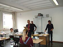 Schulleiter eröffnet schriftliche Abiturprüfung 2016