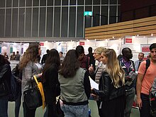 Frau StD‘ Dr. Pawlik begleitet ihre Klasse zur Sprungbrettmesse.