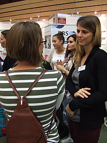 Lehrkraft Frau Franziska Emrich informiert interessierte Besucher.