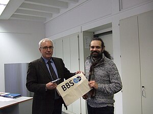 Auch Martin Krauß erhält ein BBS-Präsent von D. Krammes