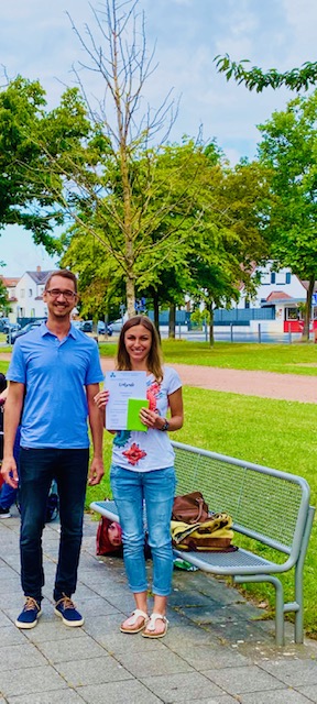 Unsere Jahrgangsbeste in der FS Sozialpädagogik – PASA, Sarah Reichart, erhält die Urkunde und den Buchpreis des Fördervereins durch ihren Klassenleiter Johann Stykow.